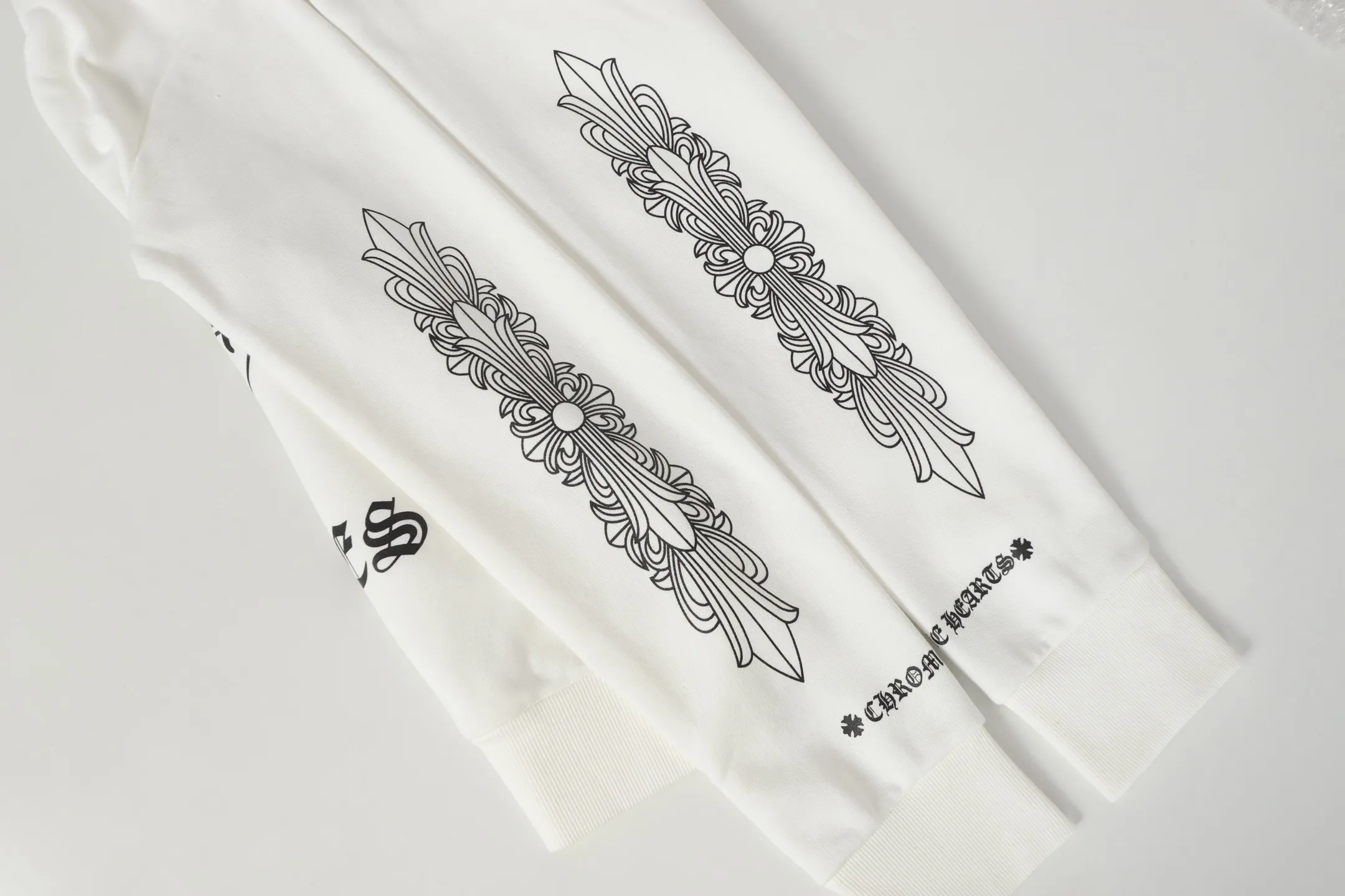 P230 Cross-border model, please do not place an order if you are pursuing quality - Chrome Hearts/Chrome Hearts basic horseshoe Sanskrit printed hooded sweatshirt - High weight, high density and high quality. The wool is soft, delicate and skin-friendly. Soft and silky to the touch. Excellent warmth and skin-friendly properties. - Custom-woven and custom-dyed, no color difference. No matter the fabric or workmanship details, it beats the ordinary version on the market. - Hardware zipper accessories are all customized, full of details - Color: black white - Size: S M L XL